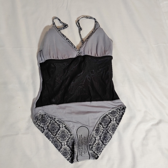 Tommy Bahama Women's New Swimsuit - Picture 8 of 9